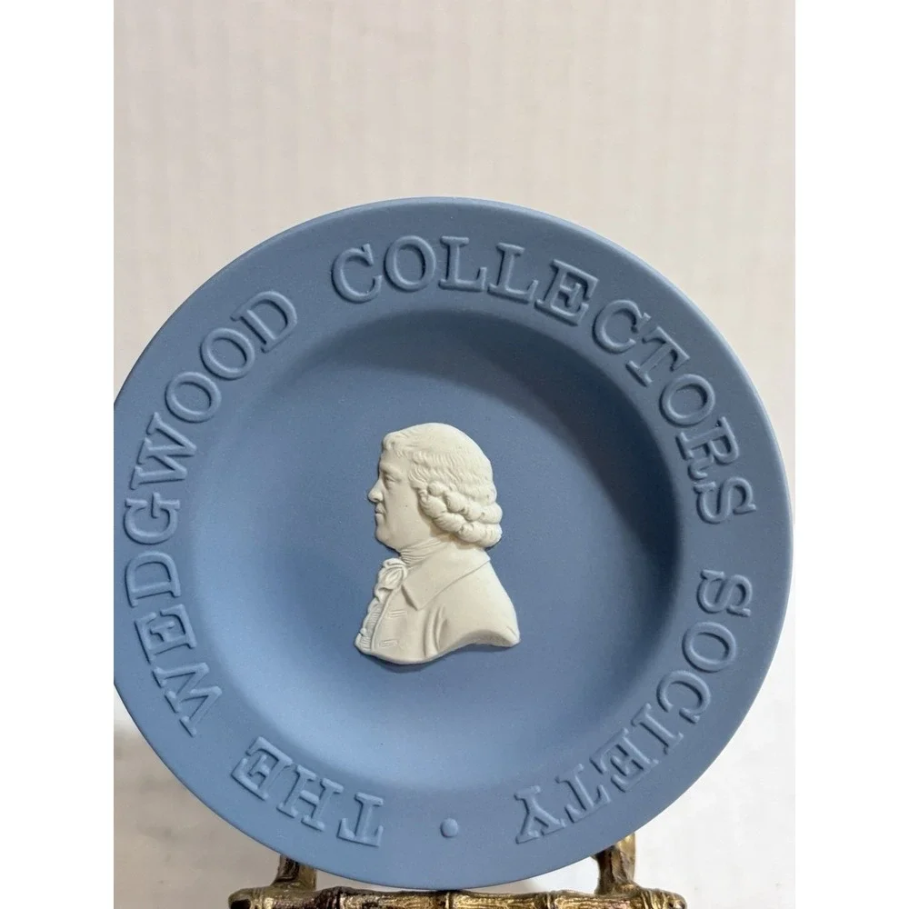 Wedgwood Collectors Society Blue/White Jasperware Relief Portrait Plate 4 1/2 in